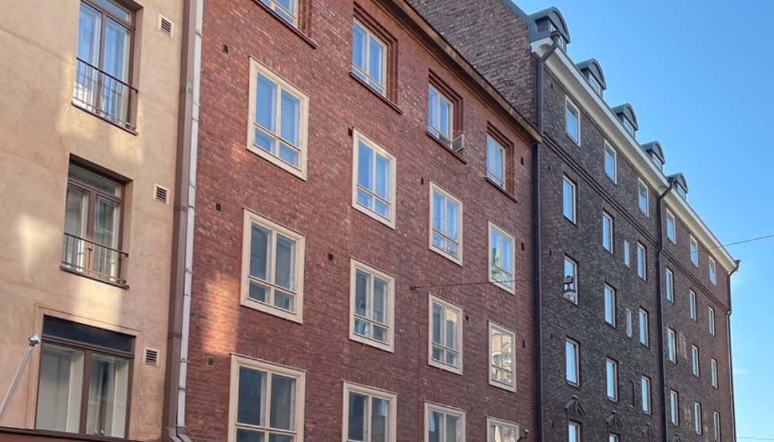 Punatiilinen kerrostalo Neitsytpolku 1 A Helsingin Ullanlinnassa on rähjääntynyt ollessaan vuosia tyhjillään ja siksi erottuu katukuvasta.