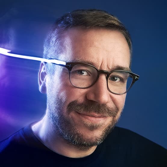 Anssi Auvinen, rakennusalan suunnittelua uudistavan startup-yritys Aecmasterin toimitusjohtaja, hymyilee kuvassa katsoen kameraan.
